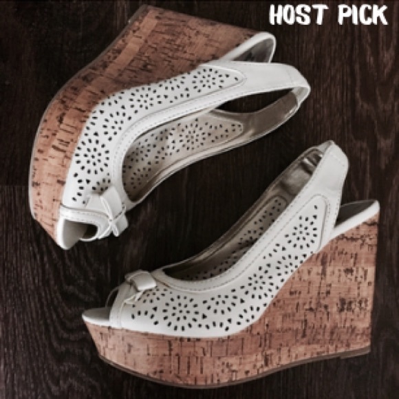 Report Shoes - 💥4/$25💥 Cute Flirty Cream White Wedges